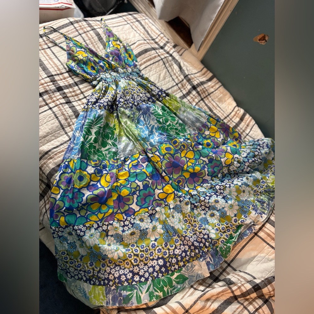 SOLD on crosspost ❌
Fun, flowy, floral maxi spaghetti dress size Small
